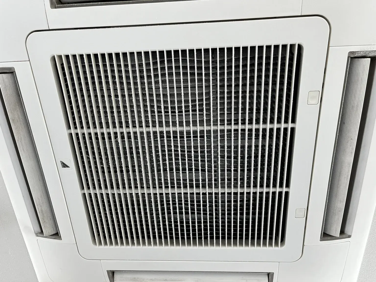 4方向天井カセット型エアコンの本体パネル