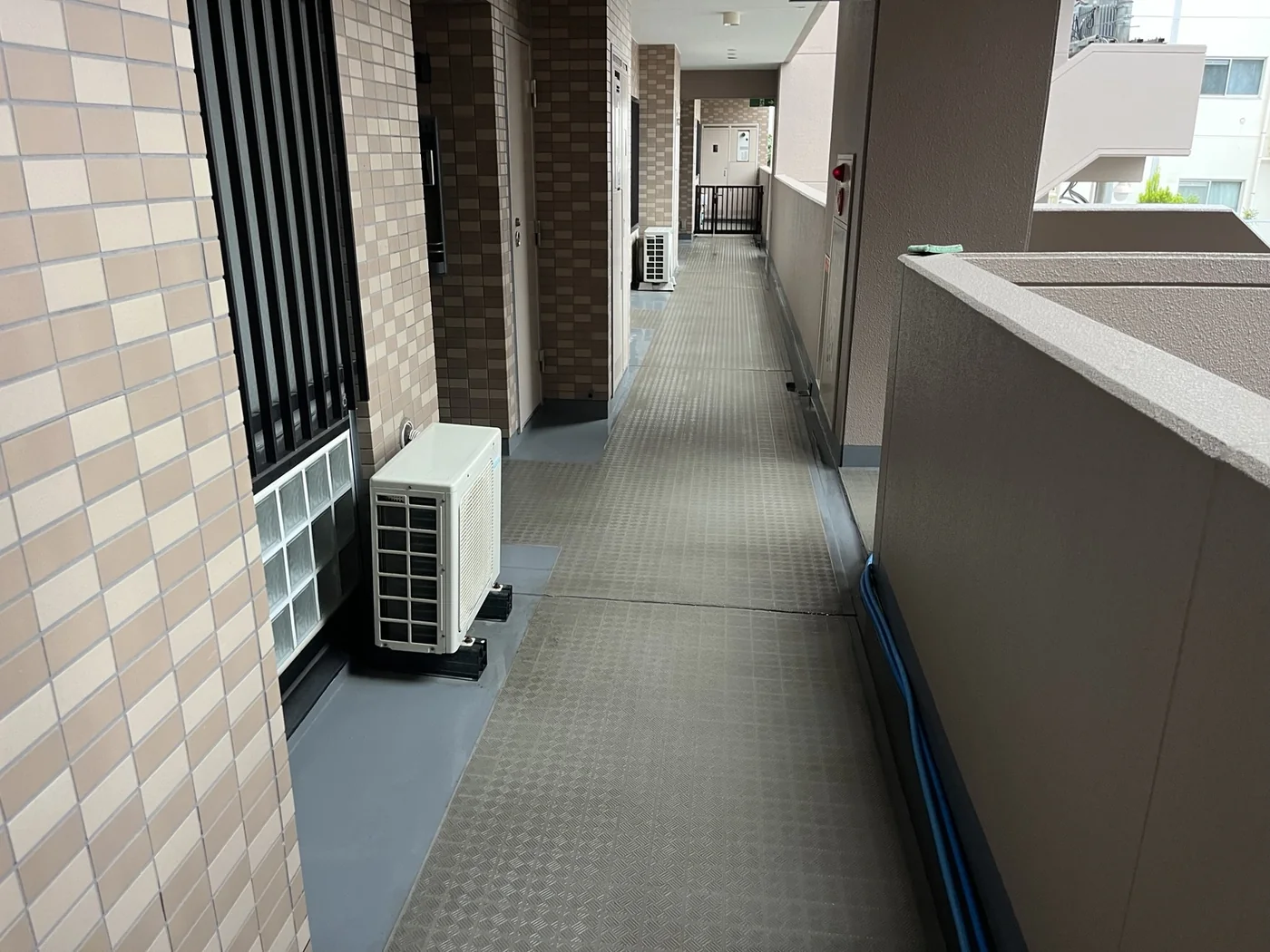 マンション共用部清掃後の廊下