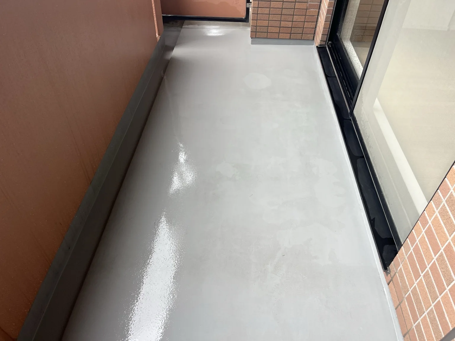 洗浄後の細長いベランダ床の写真