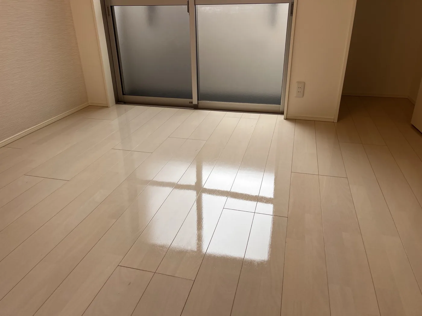 ワックス仕上げ後の床の光沢が分かる写真