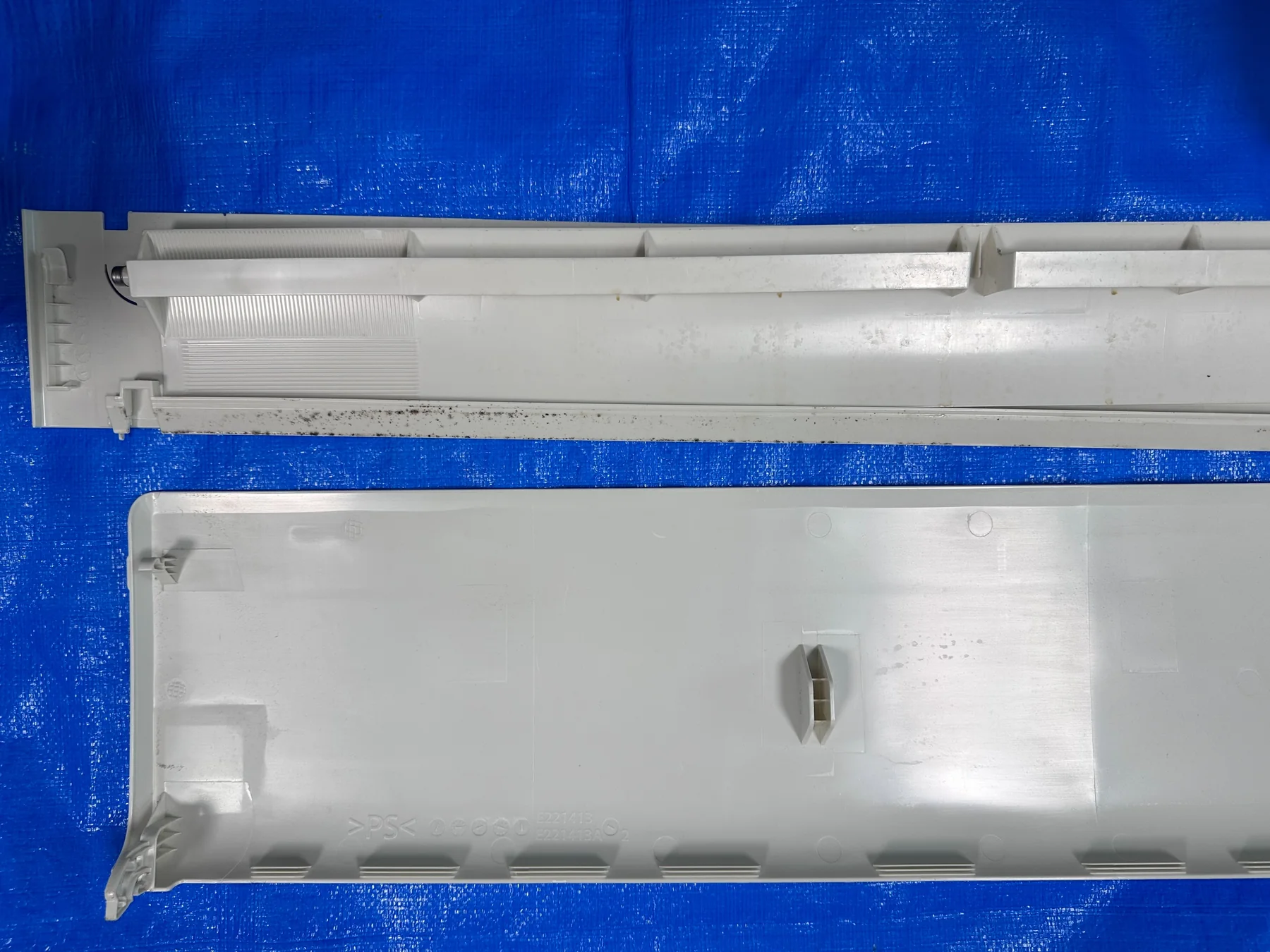 取り外した家庭用エアコンの外装部品