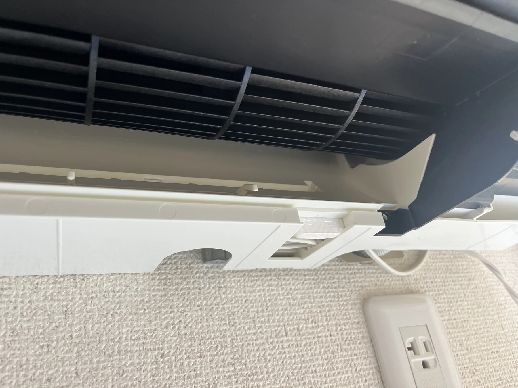 家庭用エアコンの送風口とファン周辺を洗浄した後の状態