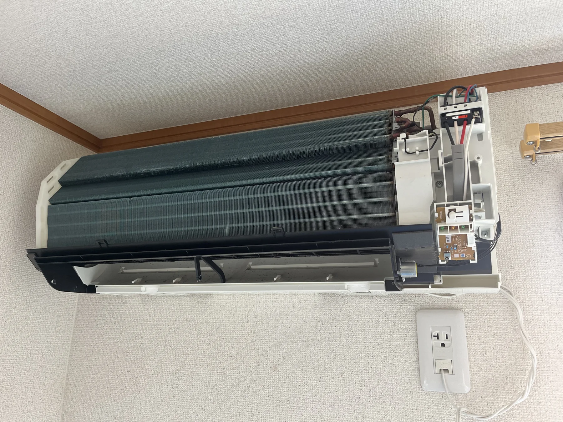 外装部品を取り外して熱交換器が見える家庭用エアコン